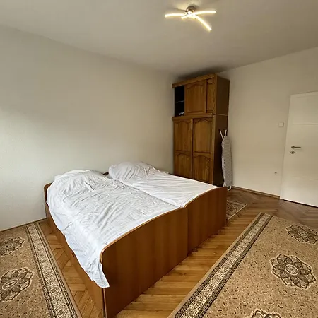 Trosoban Stan Na Super Lokaciji Apartament