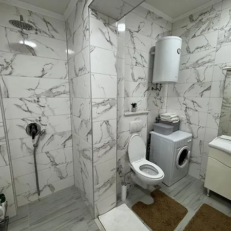Trosoban Stan Na Super Lokaciji Apartament